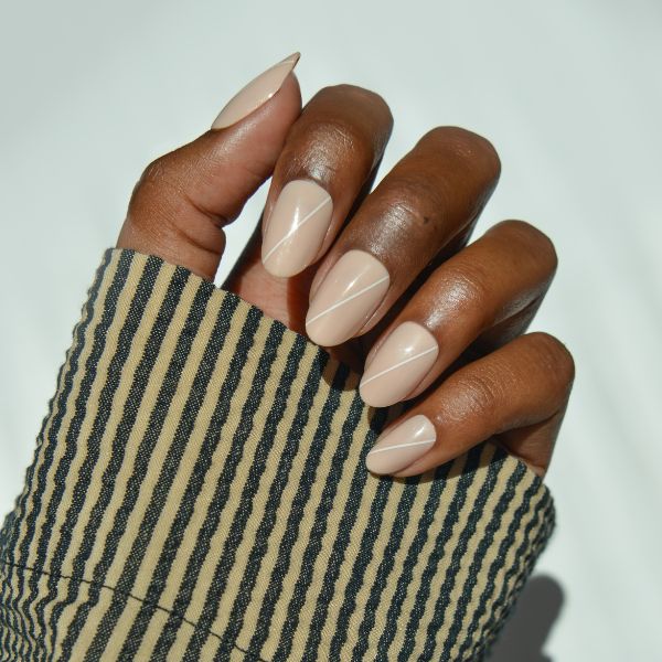 Neutral nails with a subtle line design